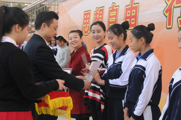 鲁江校长为我校舞蹈团学生颁奖.jpg