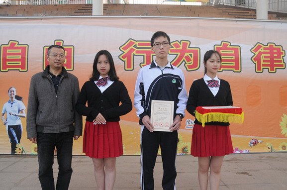冯大学副校长与获奖学生合影留念.jpg
