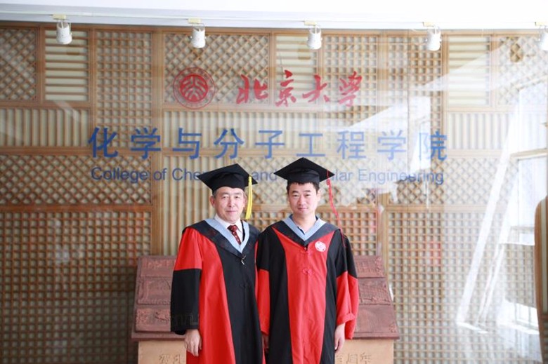 北大化学与分子工程学院党委书记刘虎威教授授予硕士研究生学位_副本.jpg